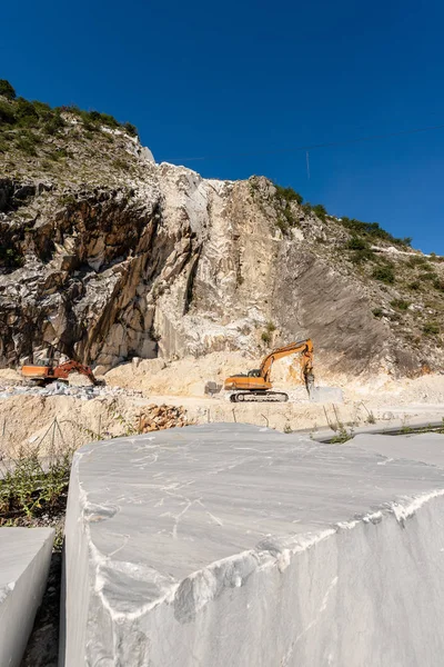 Italiaanse marmergroeve-Digger en drilboor-Apuaanse Alpen — Stockfoto