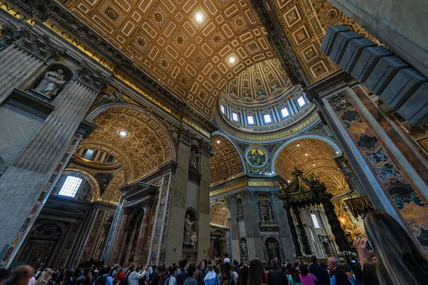 Interior de la Basílica de San Pedro - Ciudad del Vaticano Roma — Foto de Stock