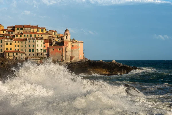 Grandi onde Mar Mediterraneo - paese Tellaro Liguria Italia — Foto Stock