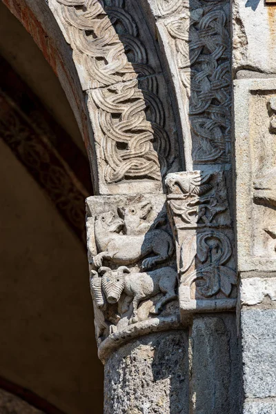 Bazylika św Ambrogio Mediolan Włochy-kolumna i kapitał — Zdjęcie stockowe