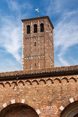 Saint Ambrogio Bazilikası Milano İtalya - Çan kulesi ve Cephesi