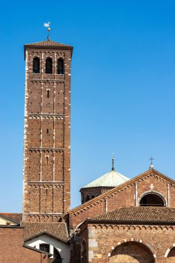 Romanesk tarzda Saint Ambrogio Bazilikası - Milano İtalya