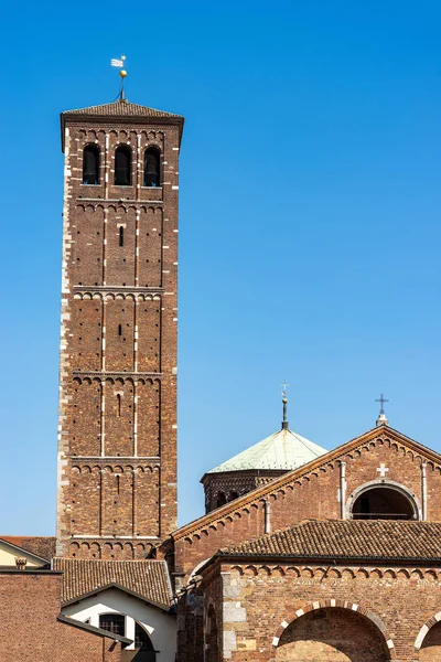 Romanesk tarzda Saint Ambrogio Bazilikası - Milano İtalya — Stok fotoğraf
