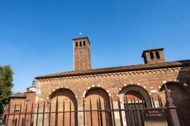 Romanesk tarzda Saint Ambrogio Bazilikası - Milano İtalya