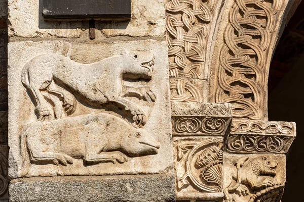 Saint Ambrogio Basilica Milan Italien-kolumn och kapital — Stockfoto