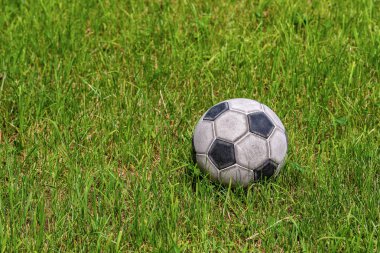 Yeşil çayır üzerinde eski futbol topu-futbol spor