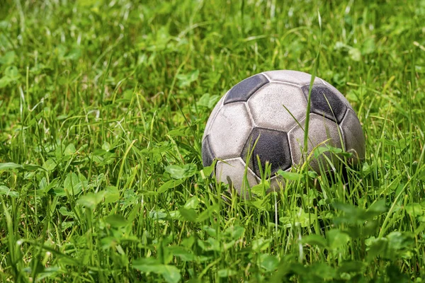 Kožená fotbalová koule na zelené trávě-fotbal sport — Stock fotografie