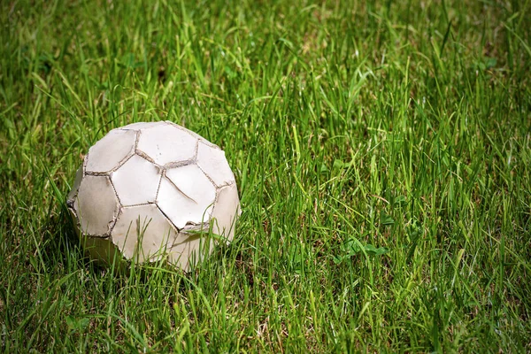 Stará kožená fotbalová koule na trávě-fotbal sport — Stock fotografie