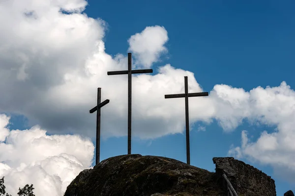 Drie Christelijke kruisen op blauwe hemel met wolken — Stockfoto