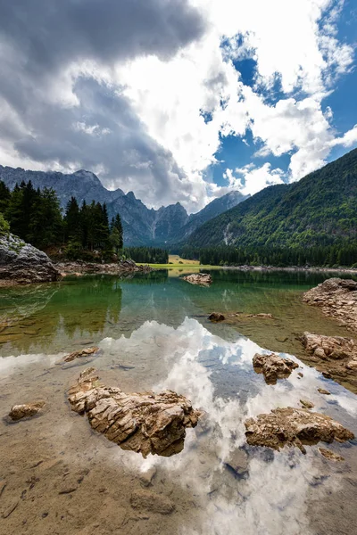 Lago Fusine y Alpes - Friuli Venezia Giulia Italia — Foto de Stock
