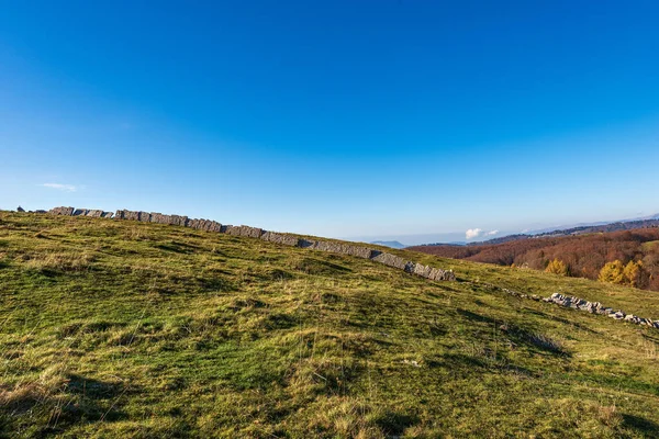 Lessinia plateau Italy - Каменная граница для пастбищ — стоковое фото