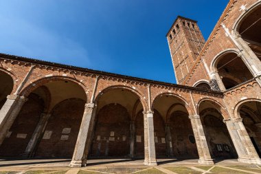 Romanesk tarzda Saint Ambrogio Bazilikası - Milano İtalya