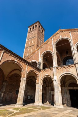 Romanesk tarzda Saint Ambrogio Bazilikası - Milano İtalya