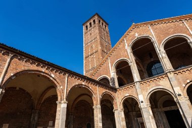 Romanesk tarzda Saint Ambrogio Bazilikası - Milano İtalya