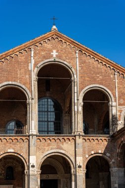 Romanesk tarzda Saint Ambrogio Bazilikası - Milano İtalya