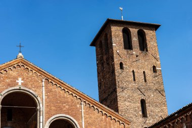 Romanesk tarzda Saint Ambrogio Bazilikası - Milano İtalya