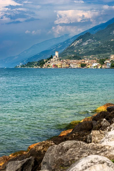 Malcesine Village en Gardameer-Veneto Italië — Stockfoto