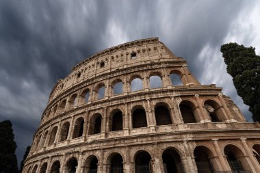 Bulutlu gökyüzü ile Roma Coliseum - İtalya Avrupa