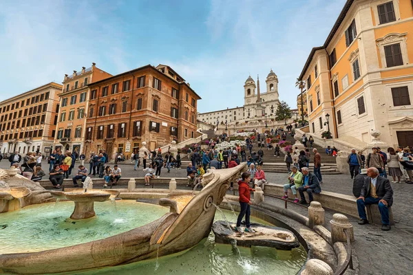 Piazza di Spagna a Barcaccia fontána – Řím Itálie — Stock fotografie