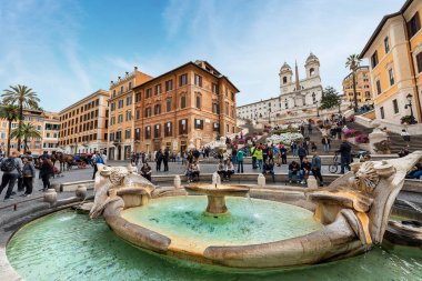 Piazza di Spagna ve Barcaccia Çeşmesi - Roma İtalya