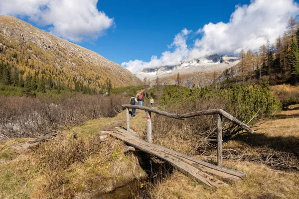 Trekking en el Parque Nacional de Adamello Brenta Italia — Foto de Stock