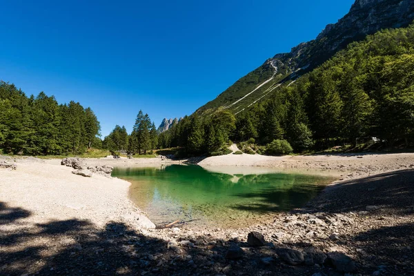 Lago del Predil - Alppien järvi Tarvisio Friuli Ital — kuvapankkivalokuva