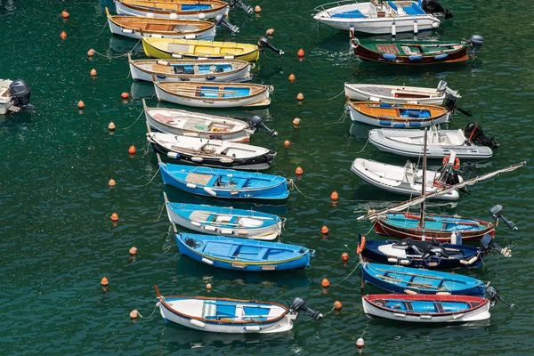 Porto di Vernazza con piccole imbarcazioni - Liguria Italia — Foto Stock