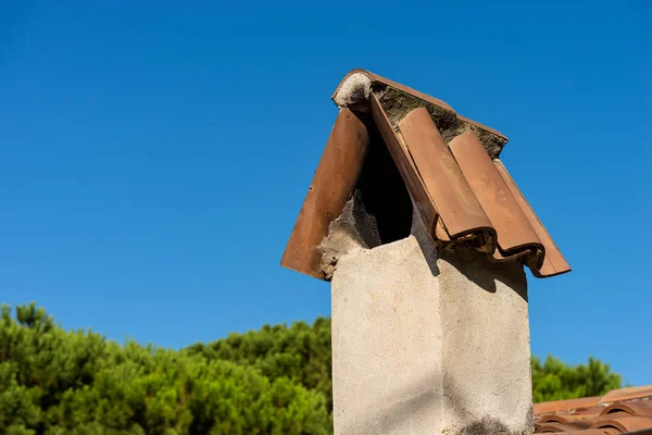 Casa chimenea con tejas de terracota - Italia —  Fotos de Stock