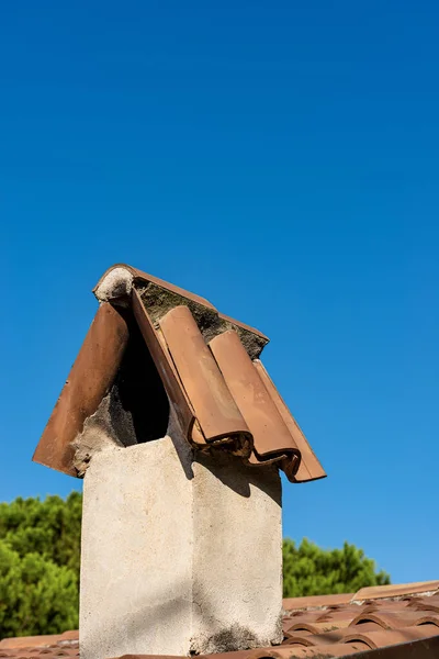 House chimney with terracotta roof tiles - Italy — Stock Photo, Image