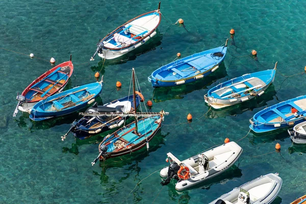 Porto de Vernazza com pequenos barcos - Ligúria Itália — Fotografia de Stock