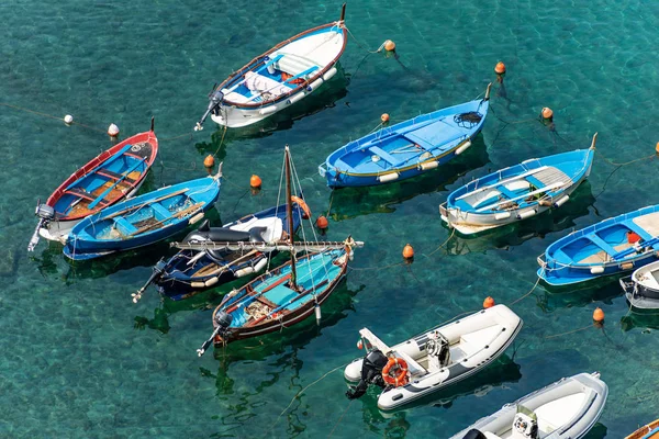 Port Vernazza z małymi łodziami-Liguria Włochy — Zdjęcie stockowe