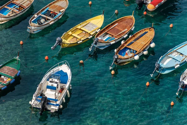 Port Vernazza z małymi łodziami-Liguria Włochy — Zdjęcie stockowe