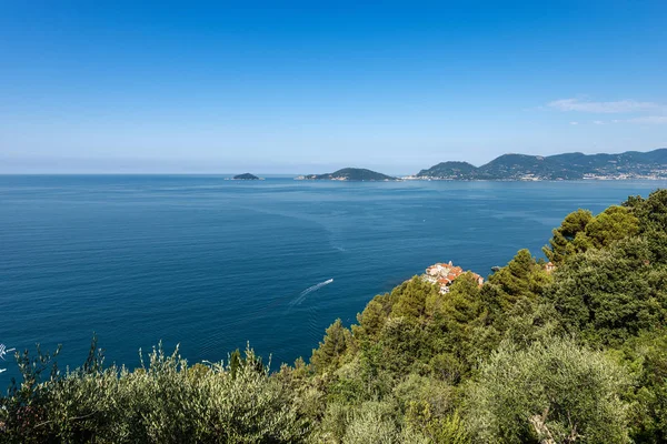 Golfo de La Spezia con el pueblo de Tellaro - Liguria Italia — Foto de Stock