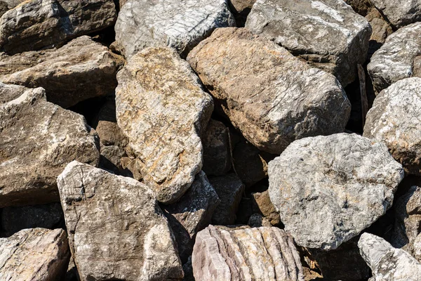 Hullámtörés készült óriás sziklák-teljes képkocka — Stock Fotó