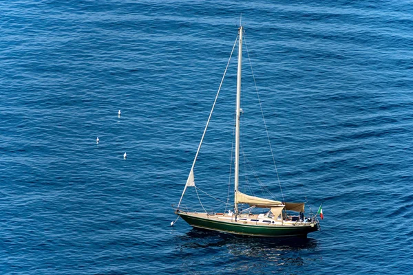 Veleiro atracado no mar - Cinque Terre Liguria Itália — Fotografia de Stock