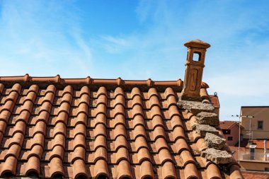 Terakota kiremit ve eski baca ile Ev çatı - İtalya