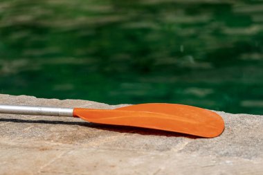 İskele İskelesi üzerinde kayık için kürek