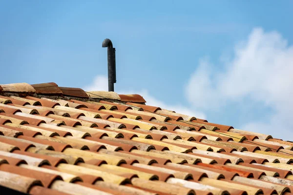 Toit de la maison avec tuiles en terre cuite sur ciel bleu - Italie — Photo