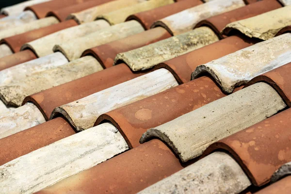 Techo viejo terracota o baldosas de arcilla - Italia —  Fotos de Stock