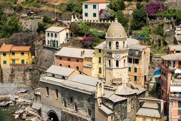 Aldeia de Vernazza com igreja - Cinque Terre Ligúria Itália — Fotografia de Stock