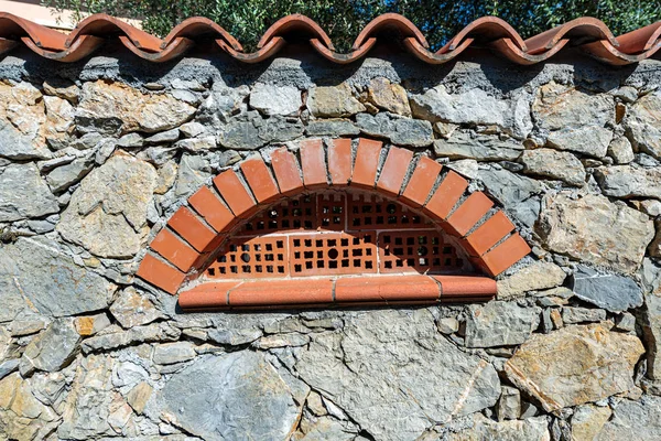 Muro fronterizo con pequeña ventana de ladrillo - Liguria Italia —  Fotos de Stock