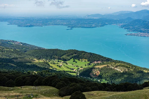 Lago de Garda y Alpes - Monte Baldo Italia — Foto de Stock