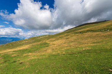 İtalyan Alpleri'ndeki yeşil otlaklar - Monte Baldo Veneto