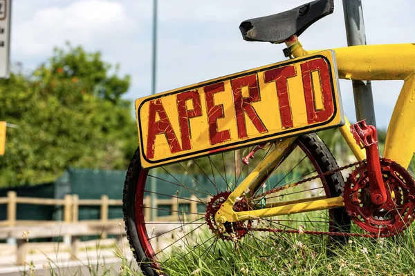 Aperto - Open Sign in Italian Language on an old bicycle — Stock Photo, Image