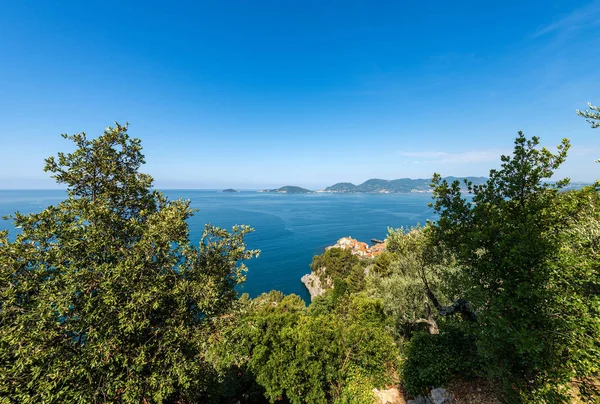 Golfo de La Spezia e aldeia de Tellaro - Ligúria Itália — Fotografia de Stock