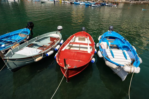 Piccole imbarcazioni nel porto di Vernazza - Cinque Terre Liguria Italia — Foto Stock