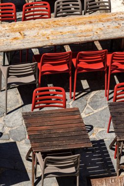 Boş restoran masa ve sandalyeleri - Liguria İtalya