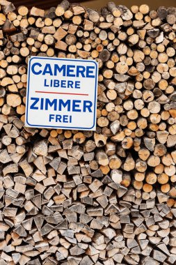 Camere libere ve Zimmer frei - İtalyanca ve Almanca dillerinde odalar mevcuttur