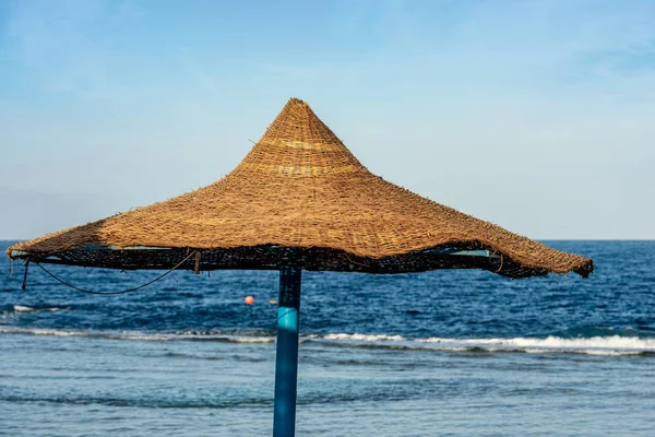 Stro strand paraplu-rode zee Egypte Afrika — Stockfoto