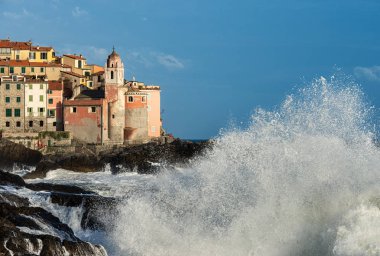 Büyük dalgalar Akdeniz - Tellaro köyü Liguria İtalya 